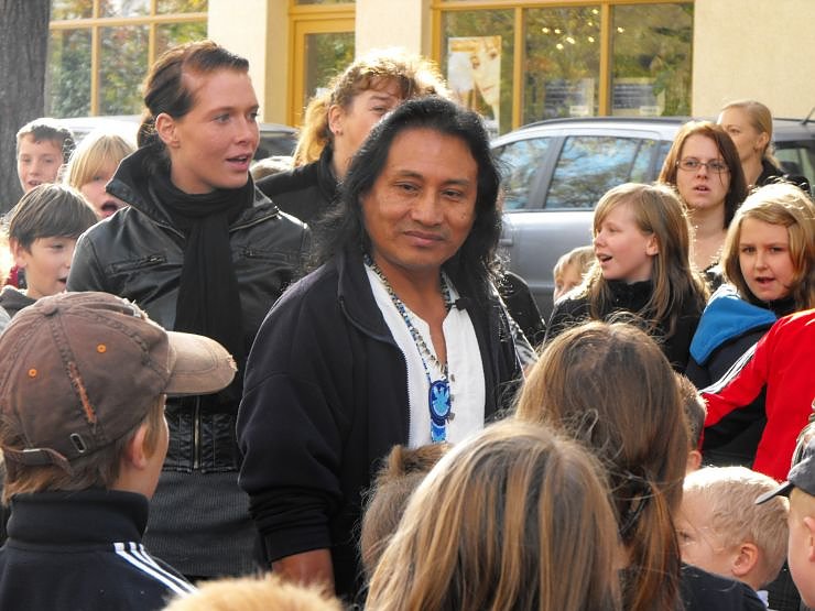Bild: Abadio Green Stocel erkl&auml;rt den Kindern seine Lebenswelt