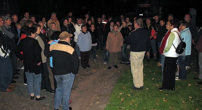 Bild: Kirchplatz in Sundhausen am Donnerstagabend