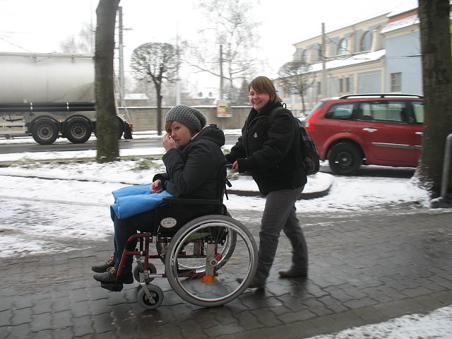 Bild: Als Rollstuhlfahrer hat man es im Winter nicht leicht