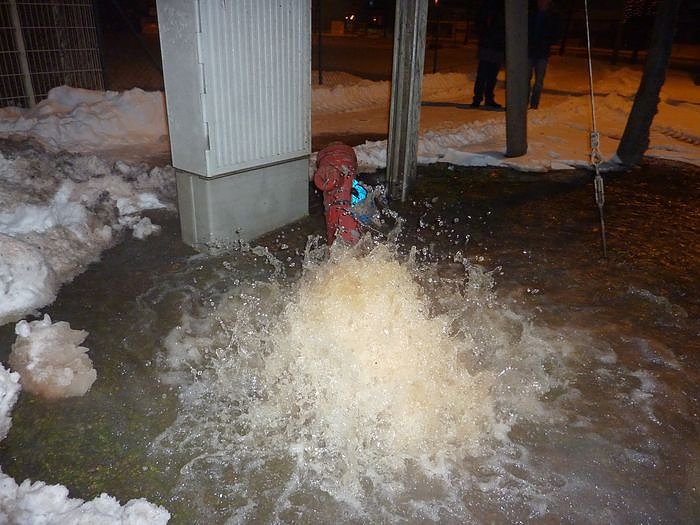 Bild: Eisbahn auf der Stra&szlig;e