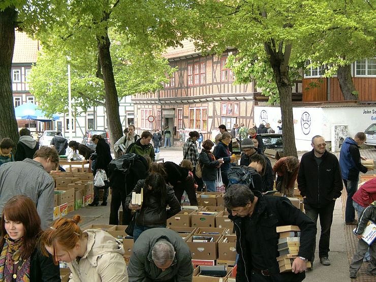 Bild: B&uuml;chermarkt vor der Blasiikirche