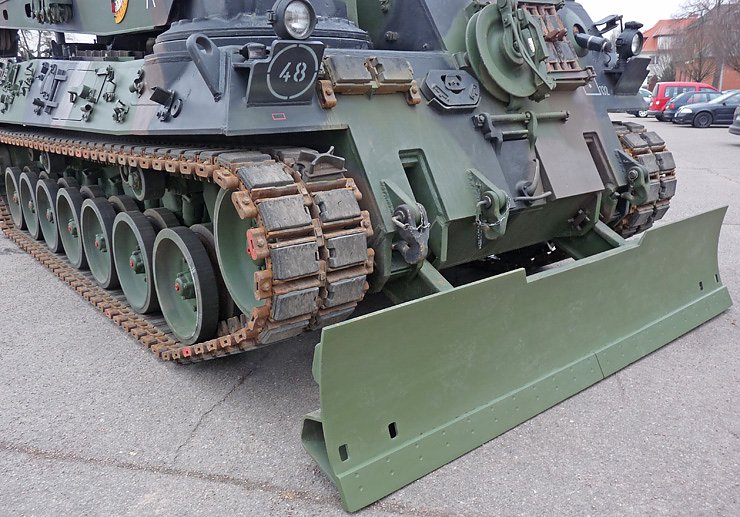 Bild: Bergepanzer zum Schneer&auml;umen?