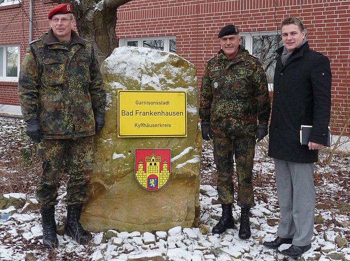 Bild: Brigadegeneral Kropf im Gespr&auml;ch mit B&uuml;rgermeister Strejc