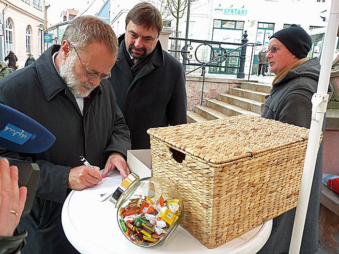 Bild: Unterschriftenaktion begonnen 