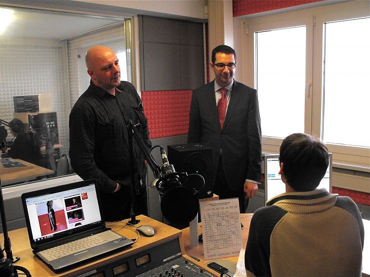 Bild: Zimmermann (rechts) besichtigt die Studios des OKN