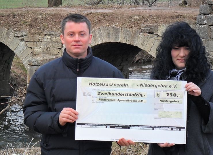 Bild: Scheck &uuml;bergeben