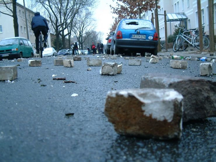 Bild: Herausgebrochene Pflasersteine in der Reichenbachstra&szlig;e