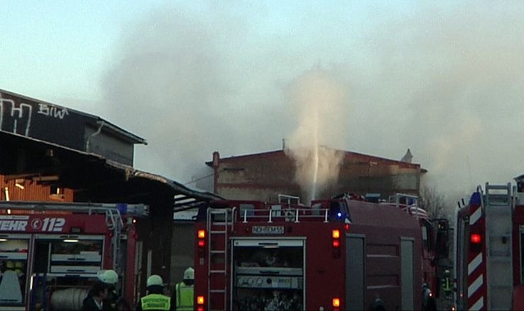 Bild: Lagerhalle brennt