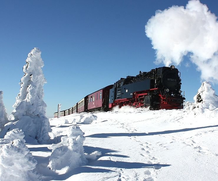 Bild: Brockenbahn vor dem Bahnhof