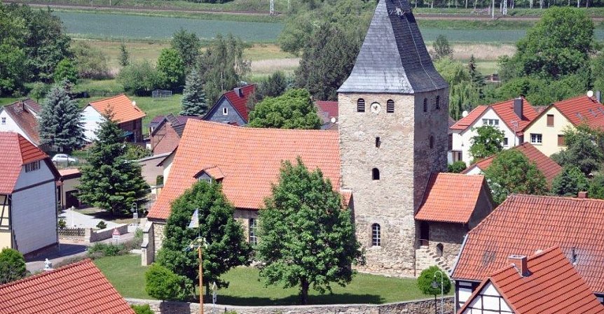 Bild: Baum an der Kirche soll geschm&uuml;ckt werden