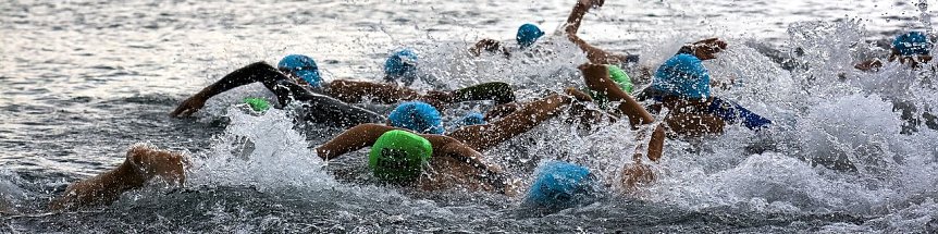 Bild: Start des letztj&auml;hrigen Einsteiger-Wettbewerbs. &Uuml;ber die selbe Distanz werden sich in diesem Jahr auch die Staffeln im Firmen-Triathlon messen.