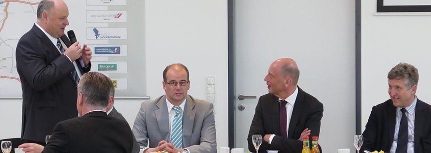 Bild: Minister Wolfgang Tiefensee stellt sich Unternehmern