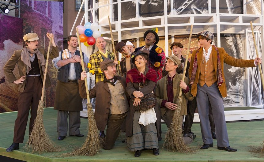Bild: Katharina Boschmann (Eliza Doolittle), Ensemble