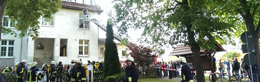 Bild: Brennendes Gemeindehaus in Uthleben