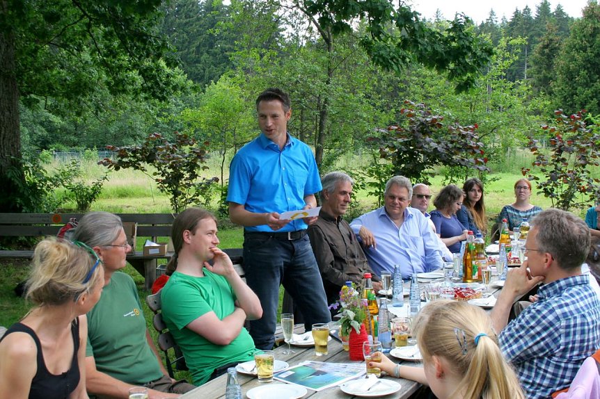 Bild: Unter der gro&szlig;en Eiche im Nationalparkzentrum HohneHof blickten die G&auml;ste auf 25 Jahre Commerzbank-Umweltpraktikum zur&uuml;ck.