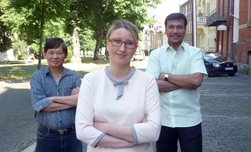 Bild: Von links: Giao Tran Ngoc, Ilona Walter und Anandareddy Busa freuten sich sich &uuml;ber den Erhalt der deutschen Staatsb&uuml;rgerschaft.