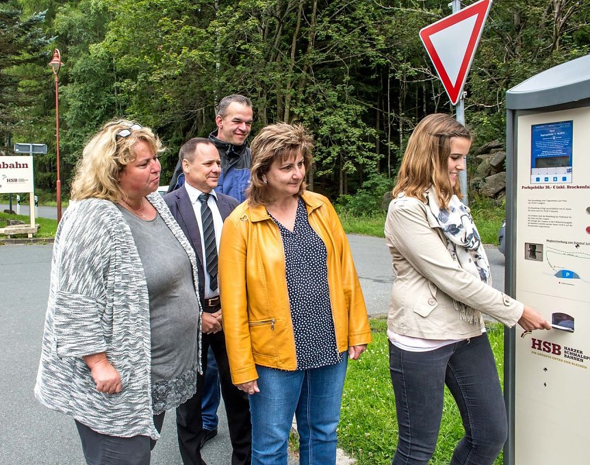 Bild: Erstes HSB-Parkticket am Parkscheinautomaten in Schierke (v.l.n.r.): Erdmute Clemens (WTG), R&uuml;diger Simon (HSB), Gerald Fr&ouml;hlich (Stadt Wernigerode) und Kerstin Br&uuml;ning (Stadt Wernigerode)