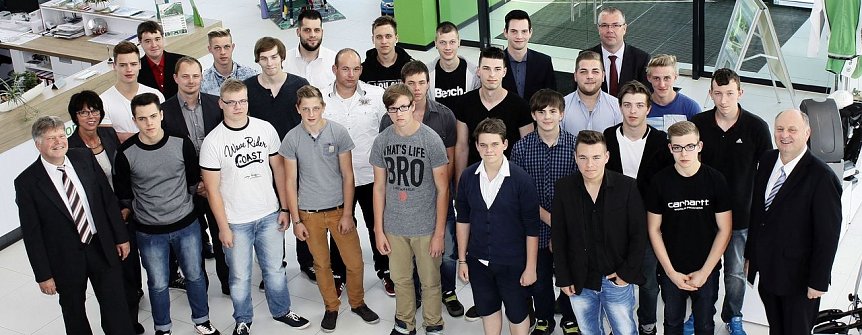 Bild: Erfreut pr&auml;sentiert Helmut Peter (rechts) seine neuen Auszubildenden. Links: die Ausbildungsleiter Achit T&ouml;lle und Kornelia Zennecke, hinten rechts: Fachschaftsleiter Rainer Sturm. Sie alle arbeiten Hand in Hand.