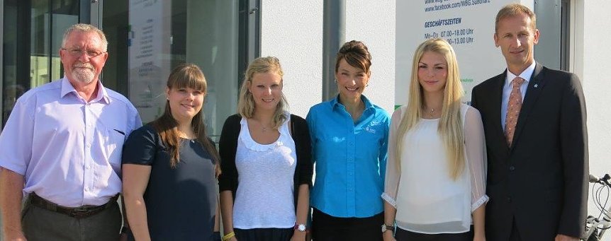 Bild: Von links: Vorstand Technik Harald Eisentraut, Pauline Baierl, Anne Josephine Weicker, Ausbildungsbeauftragte Sandra Nikoleizig, Juliane Scholz, Vorstand Wohnungswesen Sven D&ouml;rmann