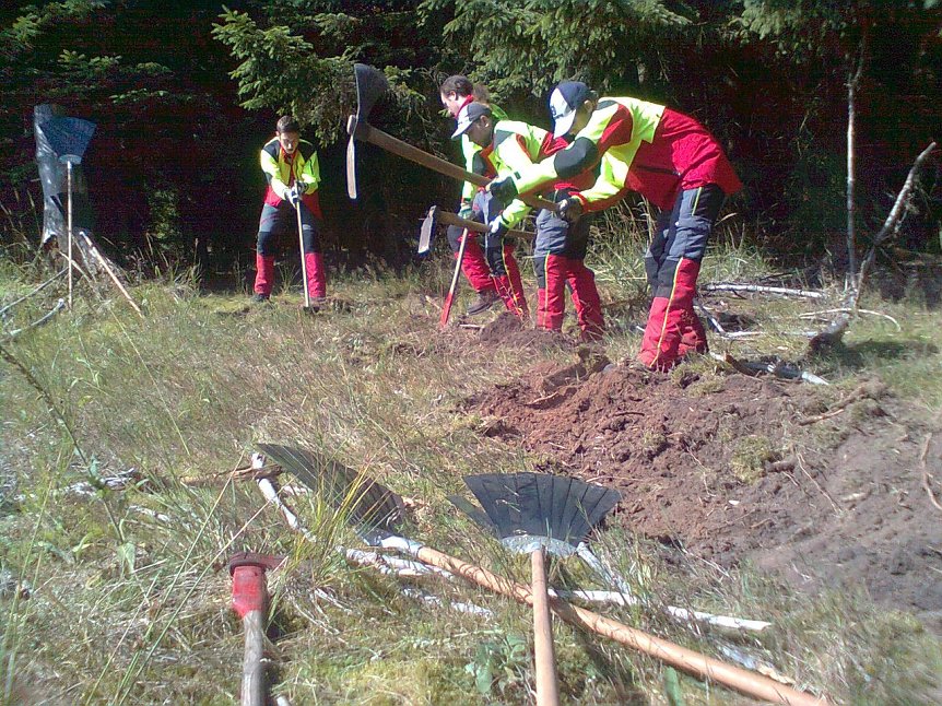 Bild: Waldbrandbek&auml;mpfung mit Hacke, Axt und Feuerpatsche, die Azubis Samuel Tettenborn, David Graf, Max Koch und Marcus Thannh&auml;user (von links) des Forstamts Bleicherode-S&uuml;dharz &uuml;ben f&uuml;r den Ernstfall.