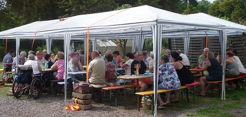 Bild: Gartenfreunde beim Feiern