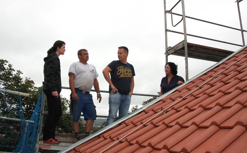 Bild: Auf dem Humboldt-Dach: Architekten, Bauarbeiter und Verwaltung