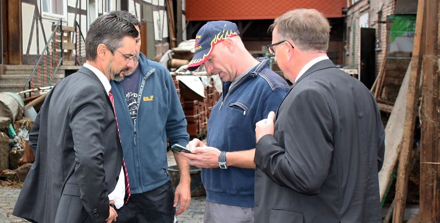 Bild: Innenstaatssekret&auml;r Udo G&ouml;tze und Landrat Dr. Werner Henning machten sich am Dienstag vor Ort ein Bild von der Lage.