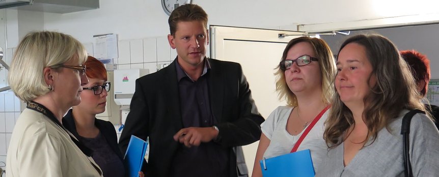 Bild: Guido Hage erl&auml;utert Probleme mit alten Krankenhausbetten. Rechts Ministerin Werner (LINKE)