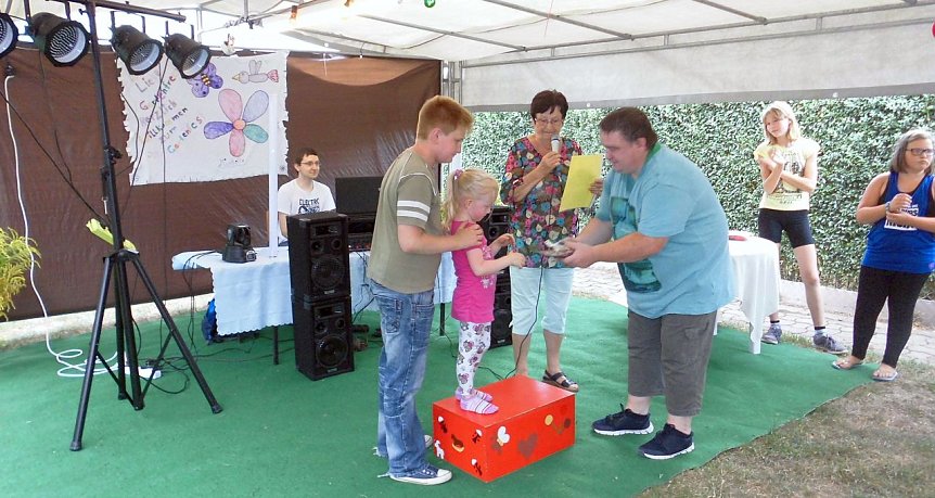 Bild: Gartenfreunde beim Feiern