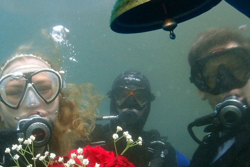 Bild: Trauung unter Wasser