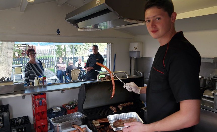 Bild: Bastian Pinks in seinem "Grillspezi"