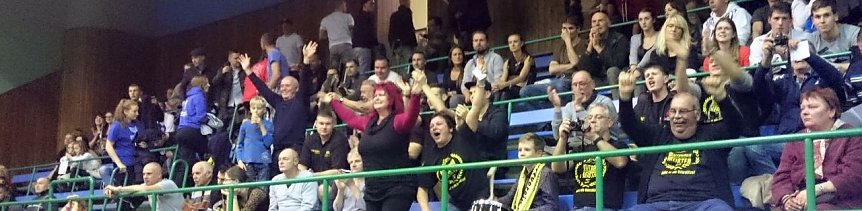 Bild: Die NSv-Fans feiern den knappen Sieg