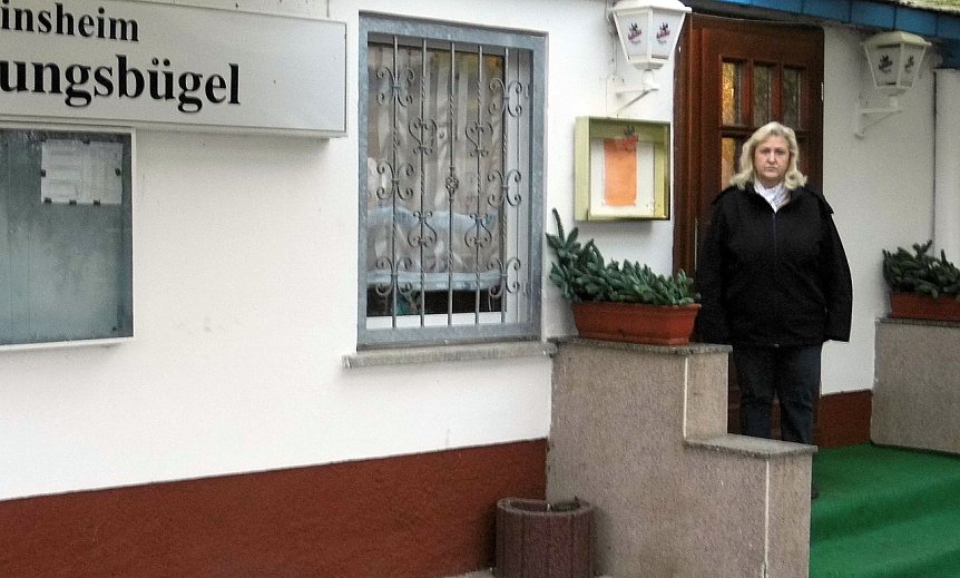 Bild: Die Vorsitzende vor dem Vereinsheim