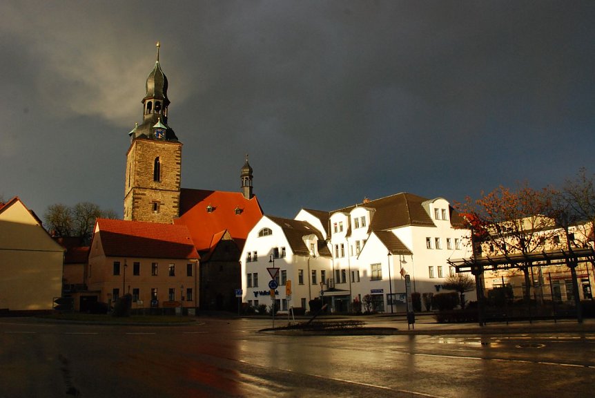 Bild: Die Hettstedter Jakobikirche vor regenwolkenverhangenem Himmel am 8. Februar dieses Jahres. Die Kirche und das Gemeindezentrum davor sind Zentrum zahlreicher Veranstaltungen.