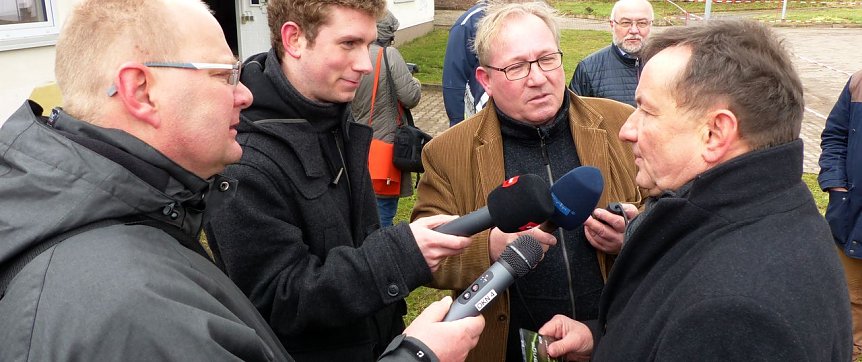 Bild: Noch einmal Medieninteresse f&uuml;r den Erdfall und den Minister