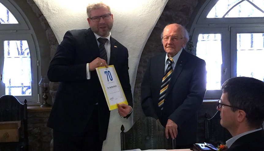 Bild: FDP-Kreisvorsitzender Harald Oster (li.) &uuml;berreicht dem Eisleber Dr.-Ing. Gerhard Boltz Urkunde und Theodor-Heuss-Medaille f&uuml;r 70-j&auml;hrige Mitgliedschaft in einer liberalen bzw. Freien Demokratischen Partei.
