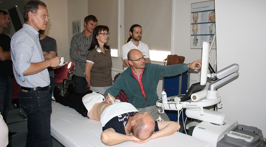 Bild: Prof. Dr. Steffen Rickes (rechts) schulte die Kolleginnen und Kollegen mittels hochmodernen Ultraschallger&auml;ten. Die Teilnehmer hatten die M&ouml;glichkeit, selbst Ultraschalldiagnostiken an den speziell daf&uuml;r zur Verf&uuml;gung gestellten Ger&auml;ten durchzuf&uuml;hren.