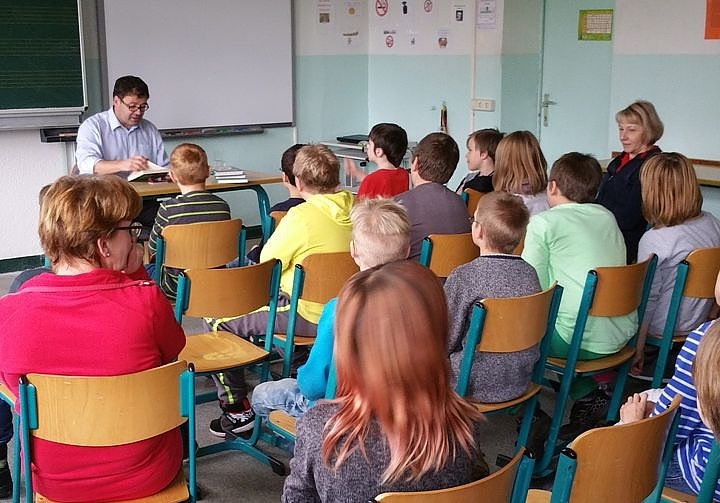Bild: B&uuml;rgermeister las vor