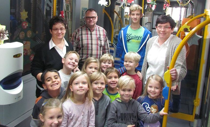 Bild: Bunt geschm&uuml;ckte Busse und Bahnen