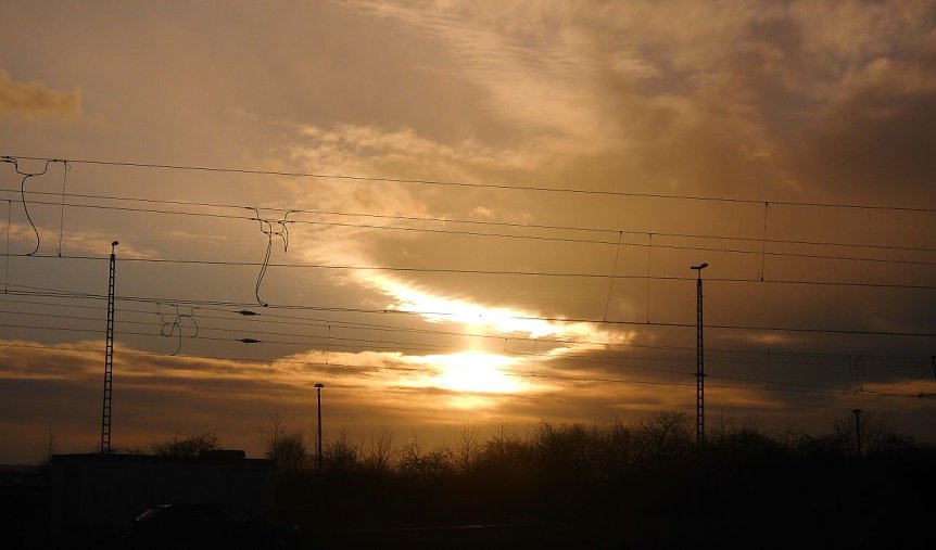 Bild: Sonnenuntergang &uuml;ber dem Nordh&auml;user Bahnhof