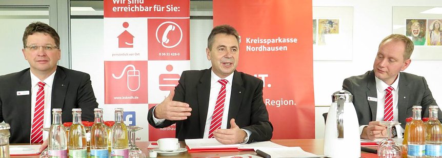 Bild: Von links: Thomas Seeber (Vorstand), Wolfgang Asche (Vorstandsvorsitzender), Sebastian Gr&auml;ser (Vorstandssekret&auml;r)