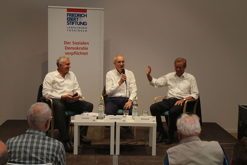 Bild: Russland verstehen - im Nordh&auml;user B&uuml;rgersaal veruschten das am Montagabend Steffen-Claudio Lemme, Sergej Lochthofen und Matthias Platzeck