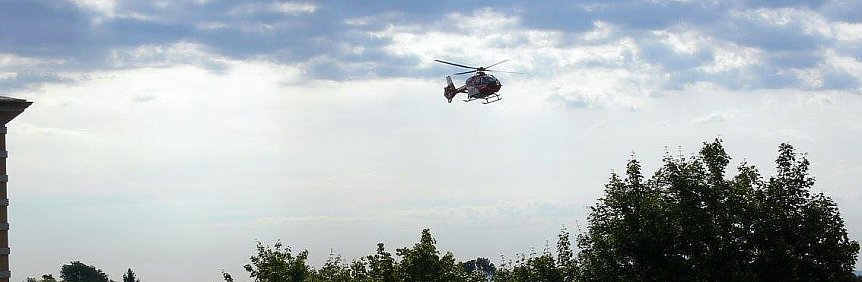 Bild: Polizeihubschauber bei der heutigen Absuche &uuml;ber dem Hohekreuz-Sportplatz