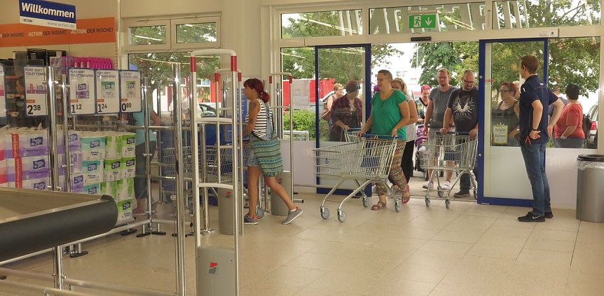 Bild: Rund 25 wollten am Vormittag zu den ersten K&auml;ufern geh&ouml;ren