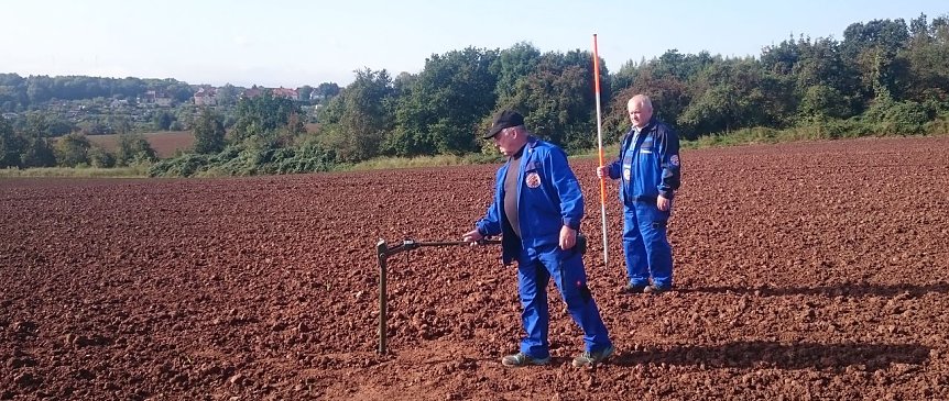 Bild: Hier liegt der Blindg&auml;nger rund drei Meter tief. Im Hintergrund Sprengmeister Andreas West