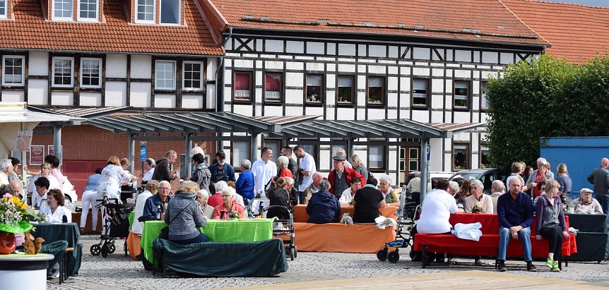 Bild: Jubil&auml;umsmarkt mit Seniorenwerk Asternhof