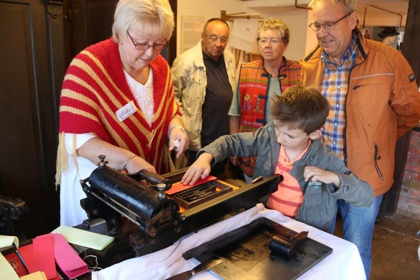 Bild: Druckerpresse im Einsatz.
