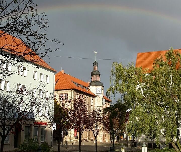 Bild: Regenbogen &uuml;ber dem Nordh&auml;user Rathaus