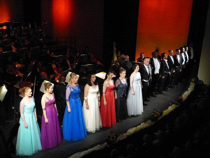 Bild: Festliche Operngala im Achteckhaus