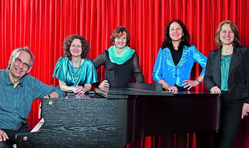 Bild: F&uuml;nf Frauen und ein Mann am Klavier